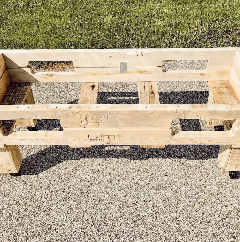 How to DIY A Mobile Pallet Coffee Table