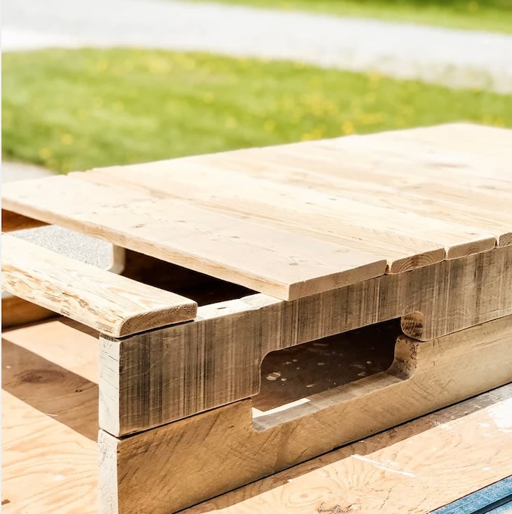 How to DIY A Mobile Pallet Coffee Table