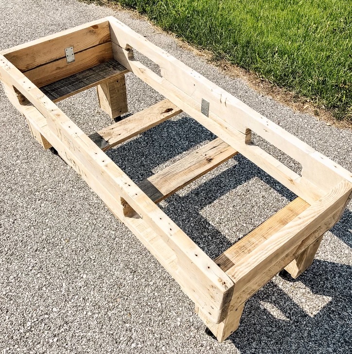 How to DIY A Mobile Pallet Coffee Table