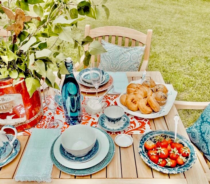 Patriotic alfresco table setting ideas with vintage charm for summer entertaining.