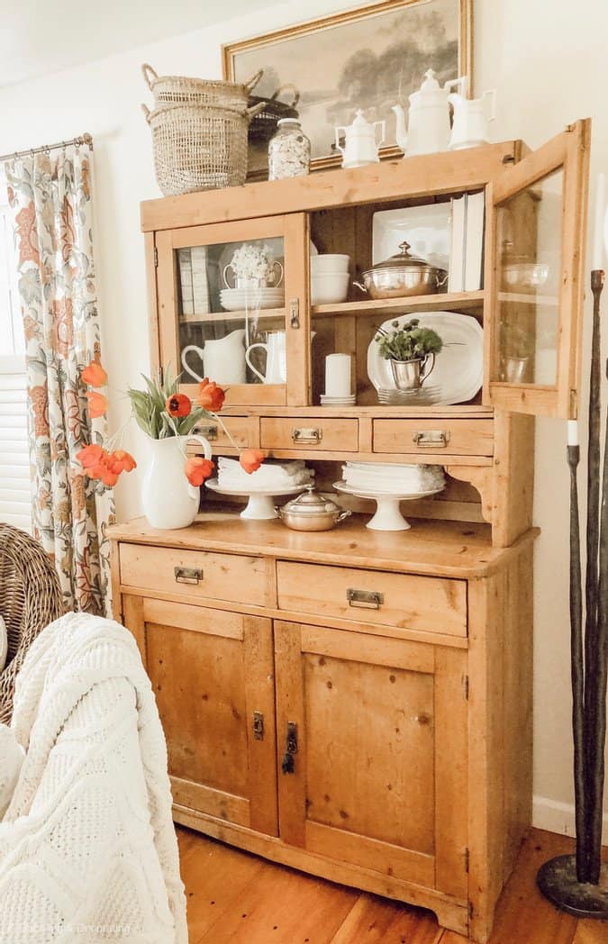 Pine Hutch with tulips