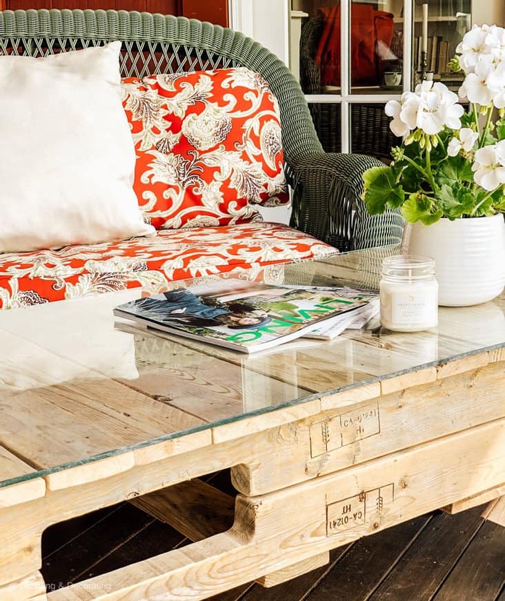 A vintage coffee table made out of pallets perfect for decorating and adding a rustic touch to your decor.