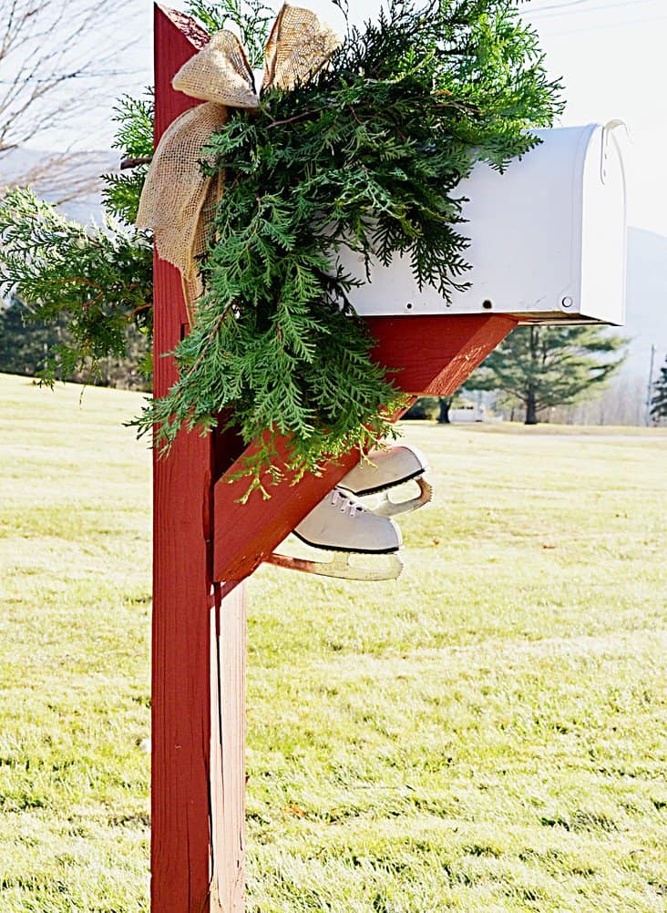 How to Decorate a Mailbox for the Holidays