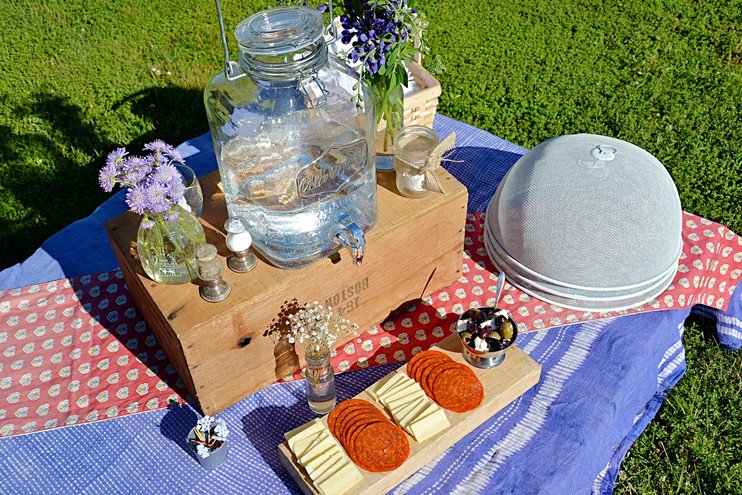 Appetizer picnic pallet table.