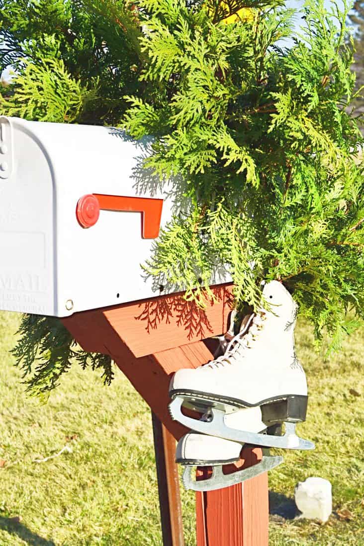 How to Decorate a Mailbox for the Holidays