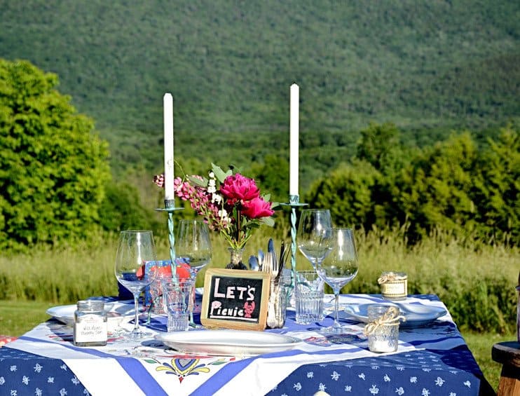 picnic pallet table styled.