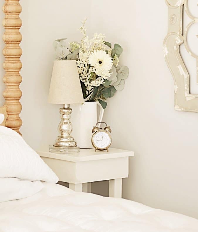 Bedroom Decorating Ideas with Vintage Charms.