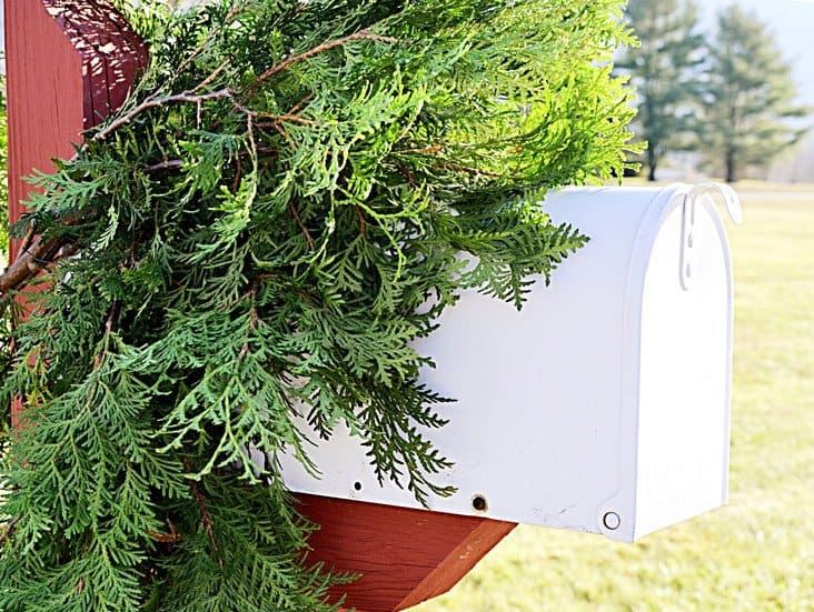 How to Decorate a Mailbox for the Holidays