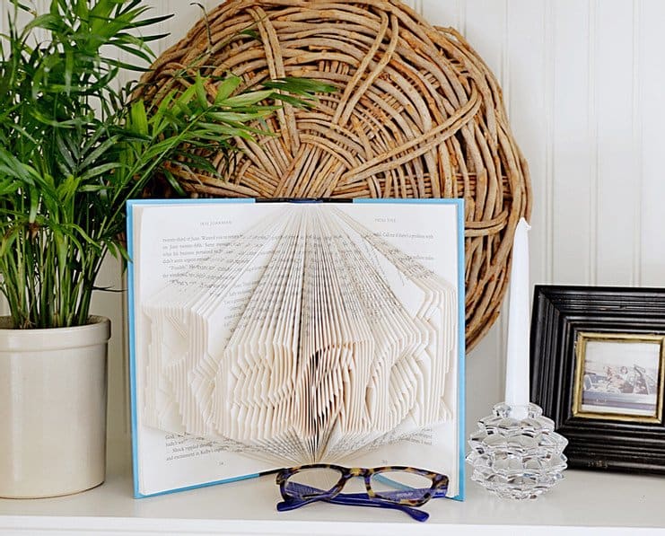 10 Fun Ideas for Decorating with Vintage Books!