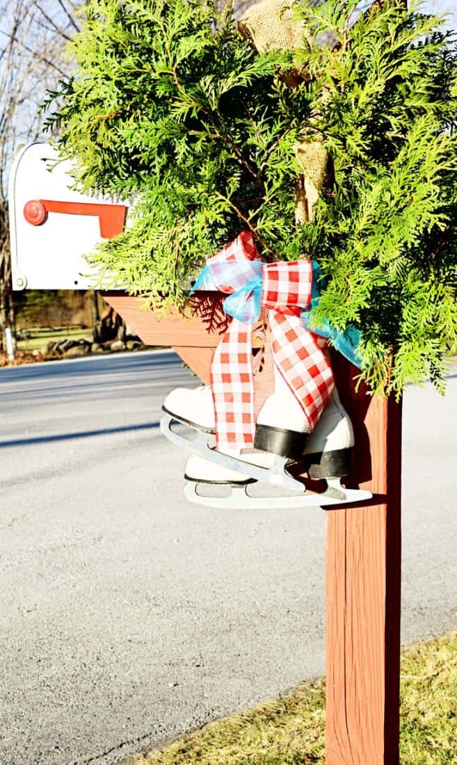 How to Decorate a Mailbox for the Holidays