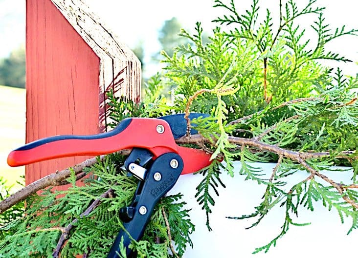 How to Decorate a Mailbox for the Holidays