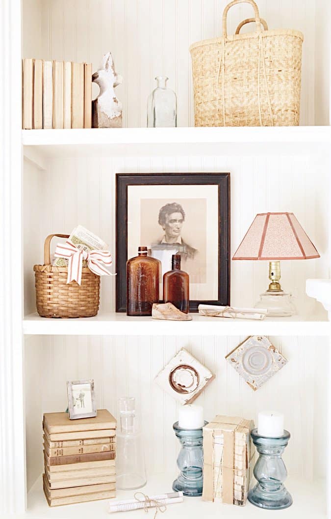 Simple Vintage Christmas Decorating Ideas for Bookshelves