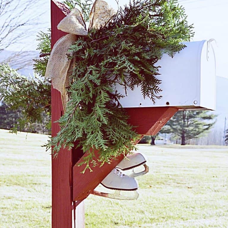 How to Decorate a Mailbox for the Holidays