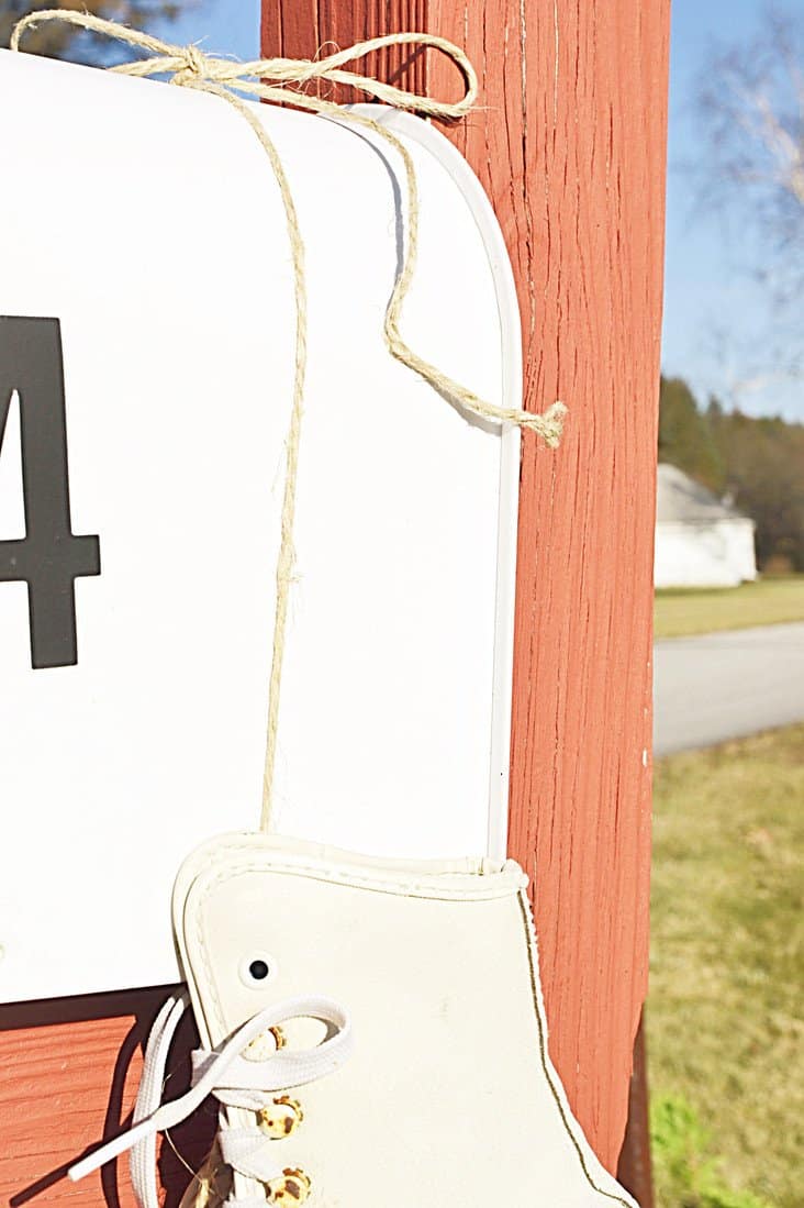 How to Decorate a Mailbox for the Holidays