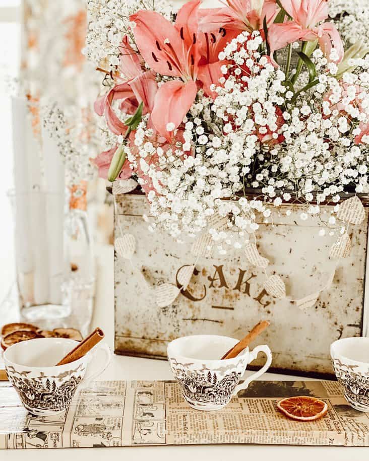 Vintage teacups  and  vintage cake tin