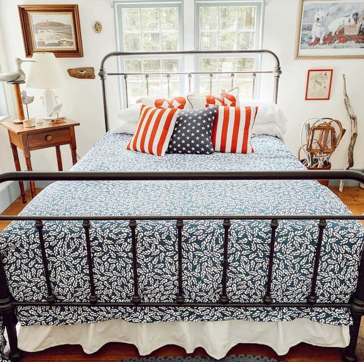 Decorating with red, white, and blue in the Guest Bedroom