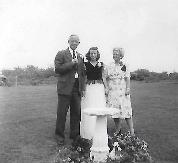 A person standing in front of a group of people posing for a photo