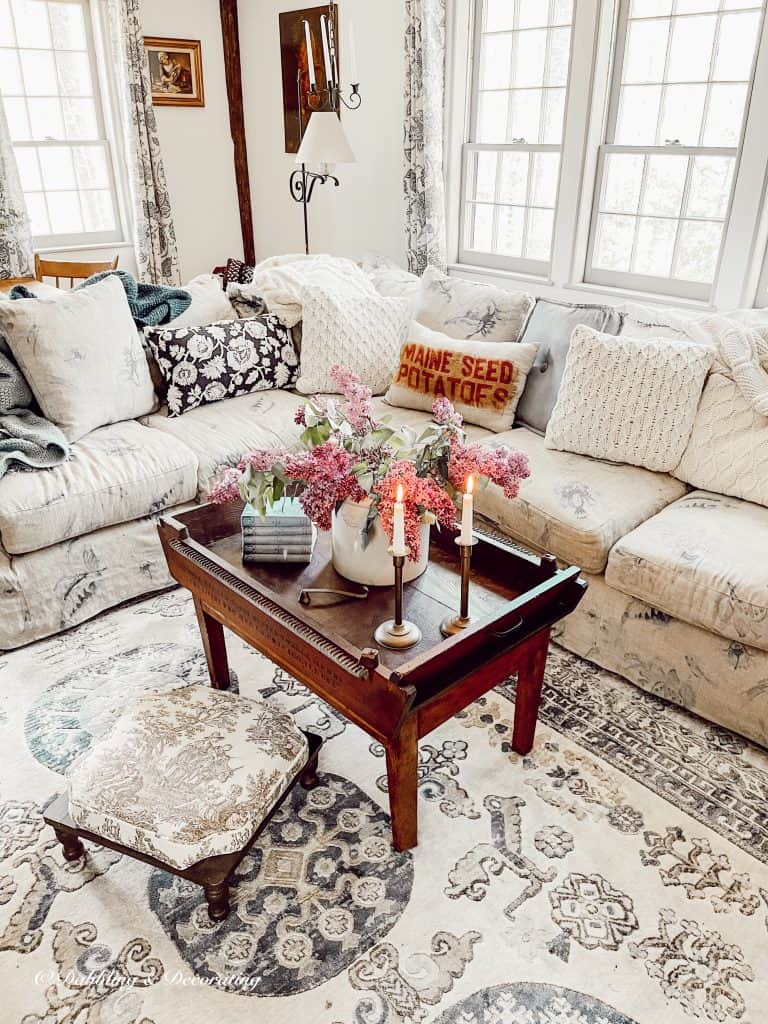 Living room with purple lilac on the coffee table.