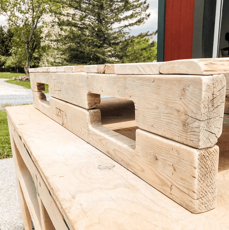 DIY Pallet Coffee Table