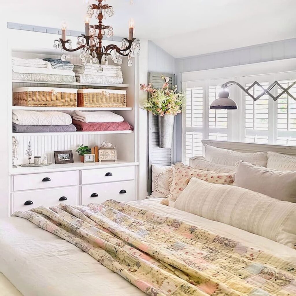 Cozy cottage core room small bedroom