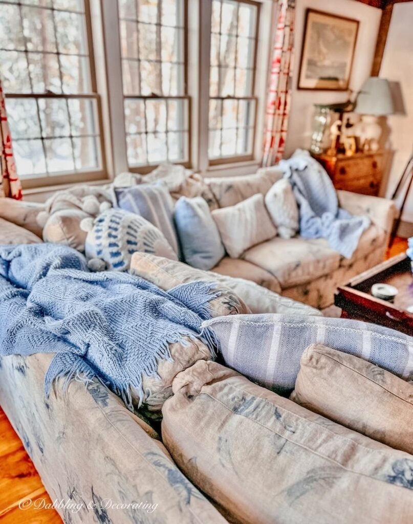 Blue and White Cozy Coasstal House Design Living Room Sectional
