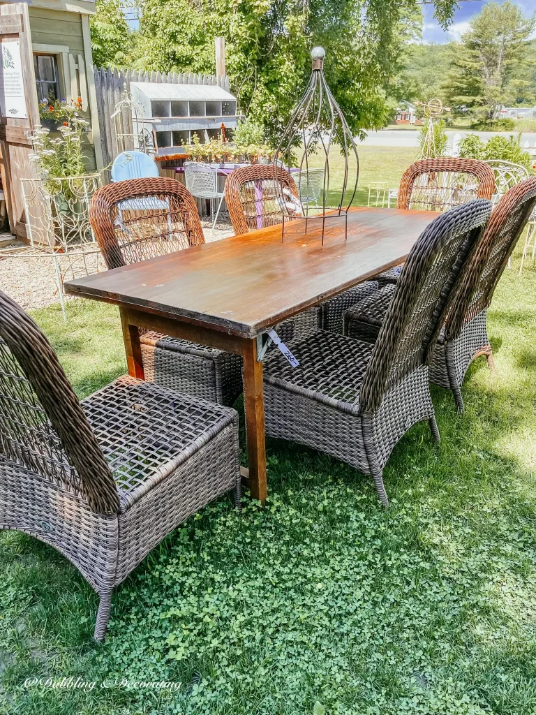 Wallpaper Table and chairs