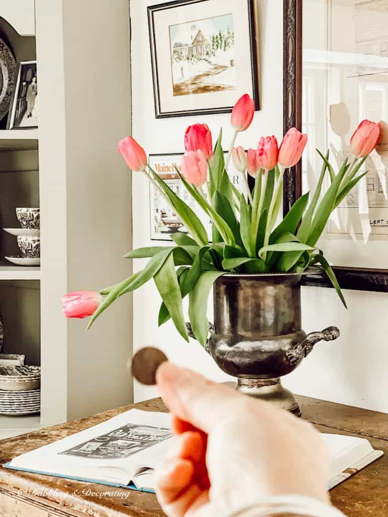 How to Keep Tulips From Drooping With a Penny