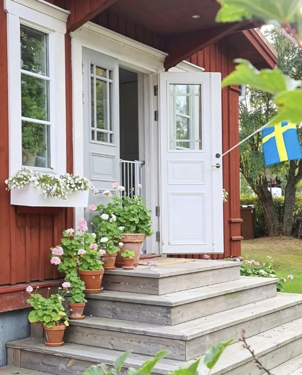 Scandinavian Spring Homes When Less is More