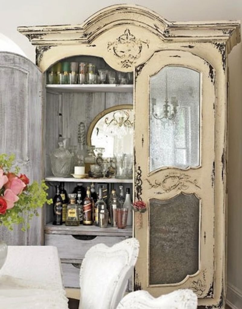 Vintage armoire bar shabby chic.