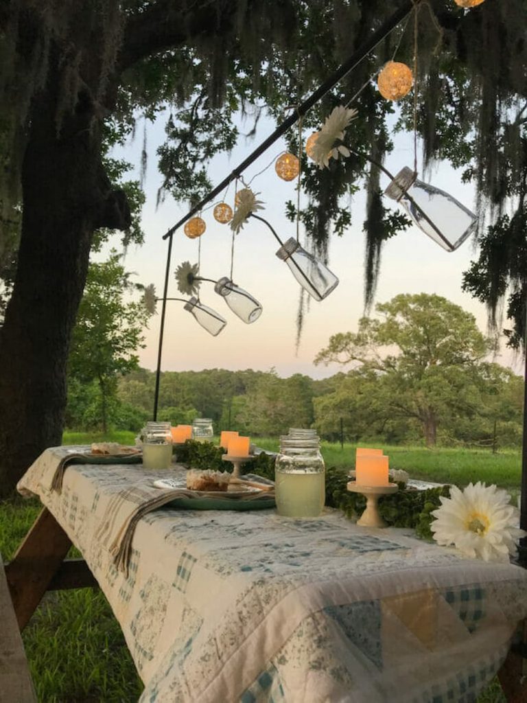 A CHARMING AND SIMPLE SUMMERTIME TABLESCAPE USING A QUILT