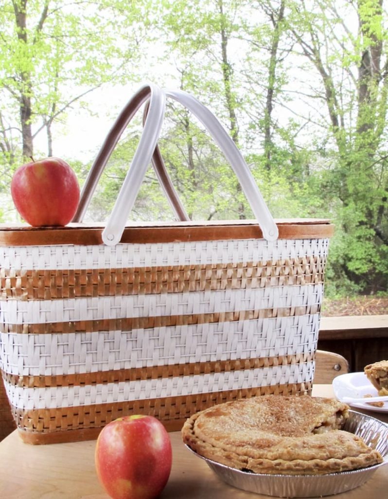 how to paint a vintage picnic basket