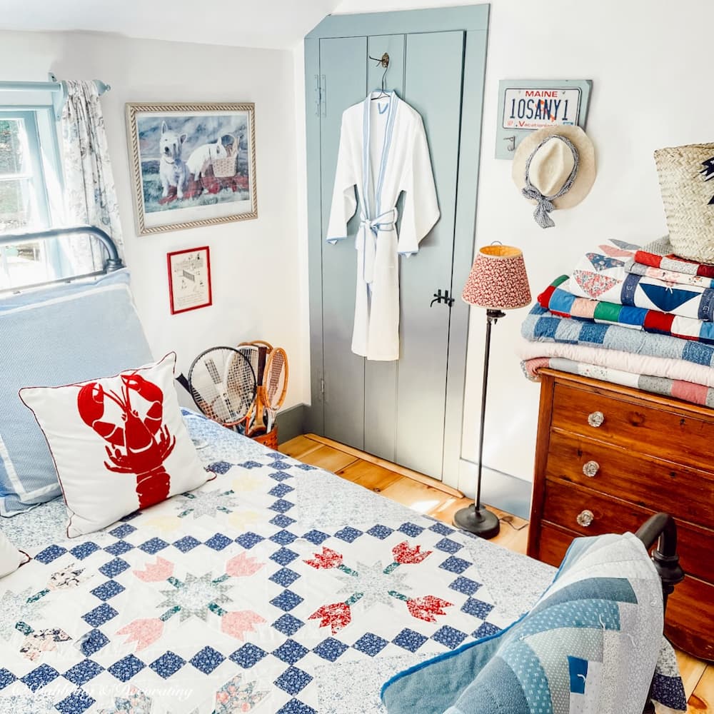 DIY License Plate Hat Rack and Wall Decor in bedroom.