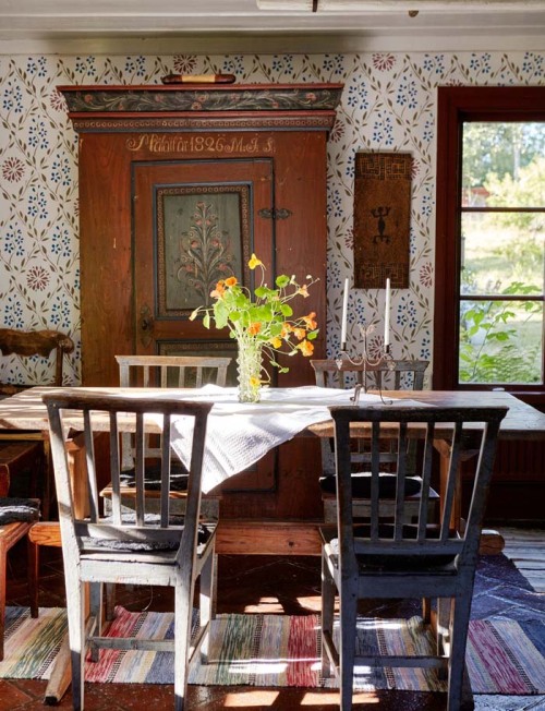 Vintage Scandinavian cottage dining room.  Gorgeous!