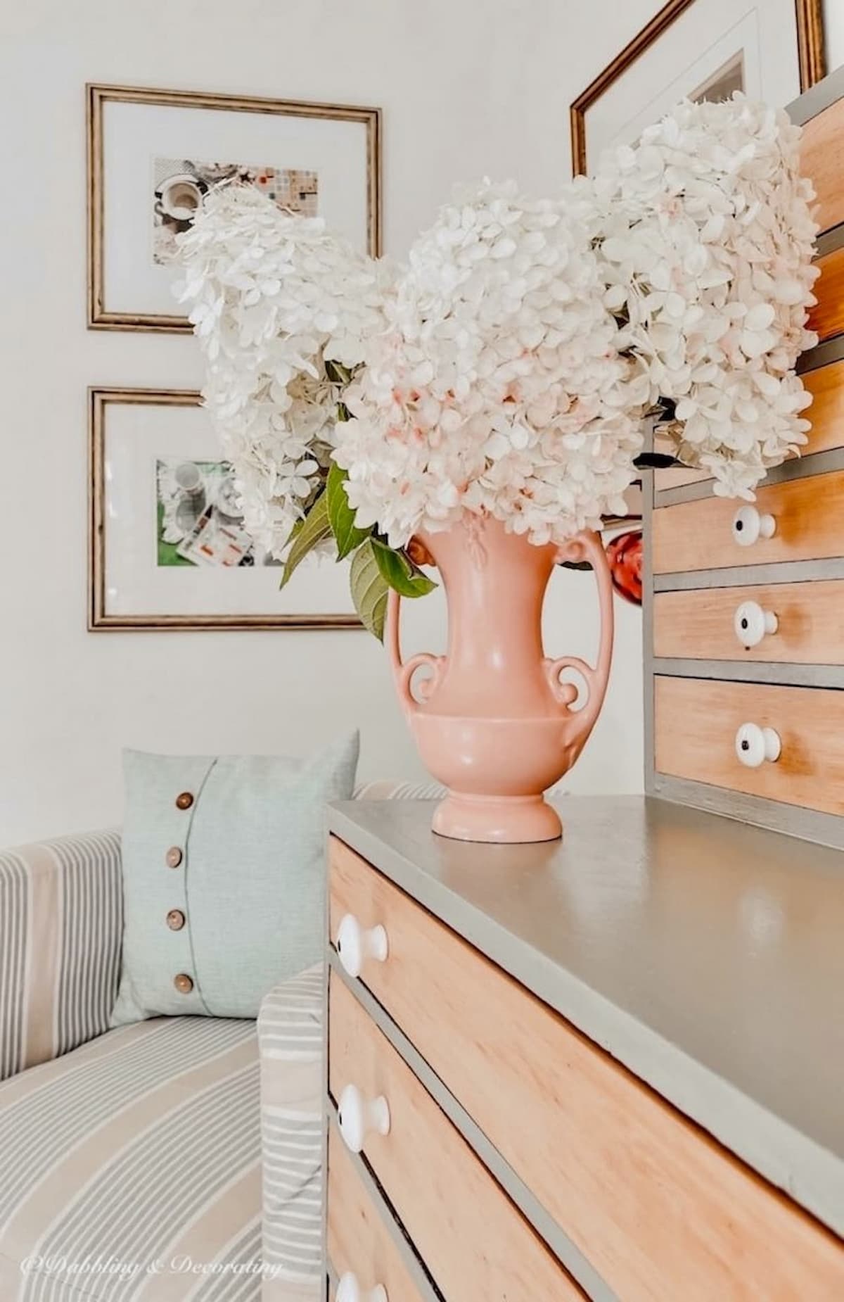 How to Make a Frame Look Antique Gold With Annie Sloan Gilding Wax.