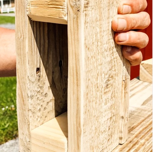 How to DIY A Mobile Pallet Coffee Table