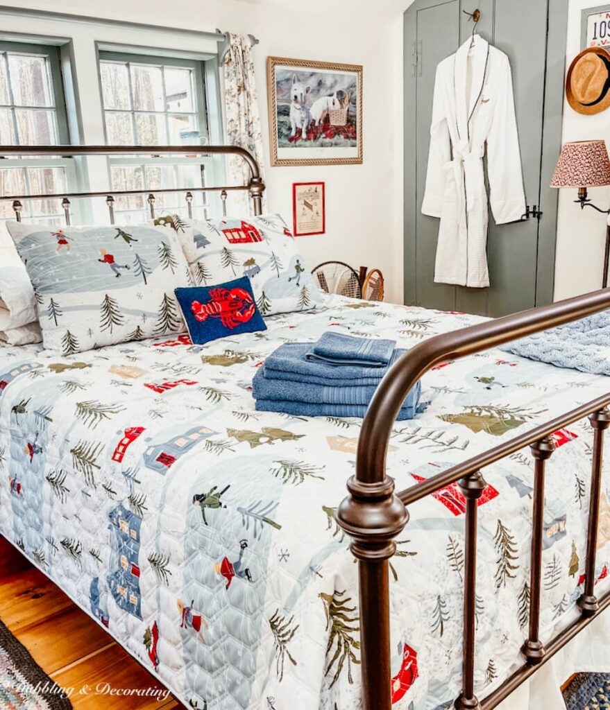 5 Cozy Cottage Christmas Guest Bedroom Swaps