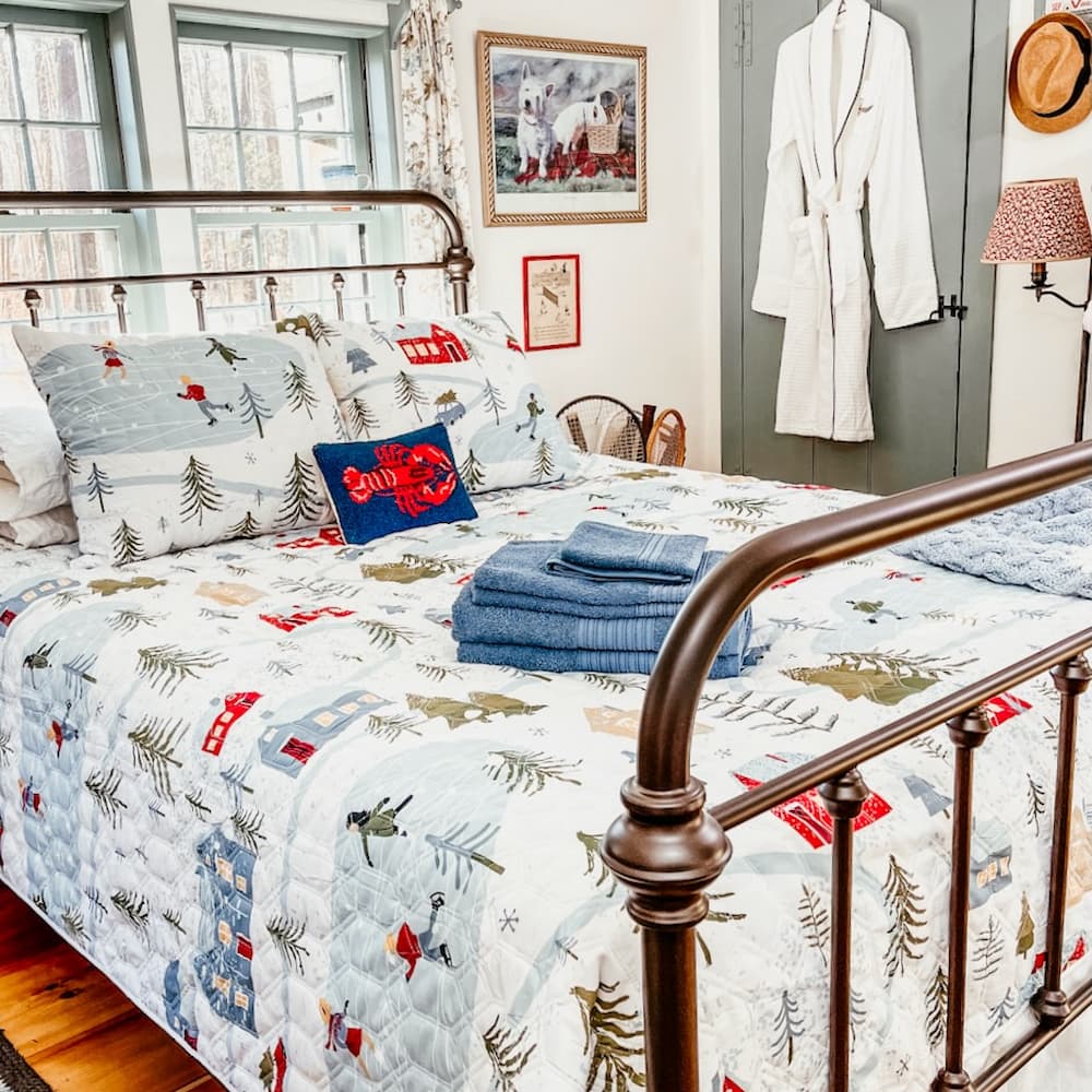 5 Cozy Cottage Christmas Guest Bedroom Swaps