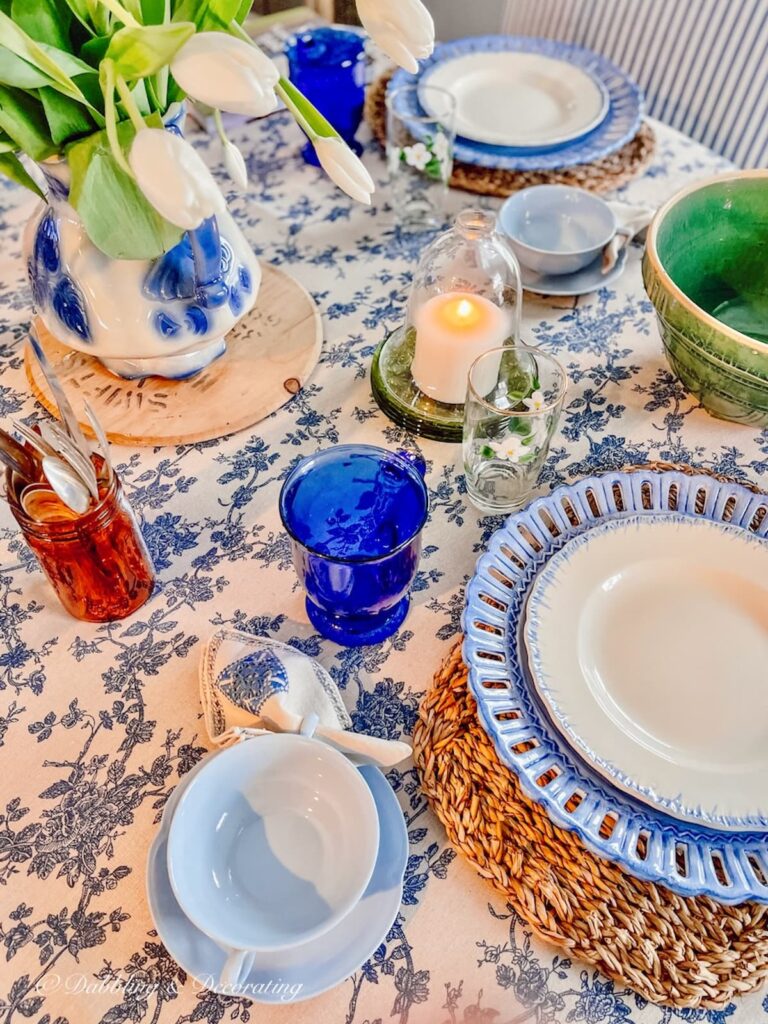 blue and white breakfast nook table decor ideas.