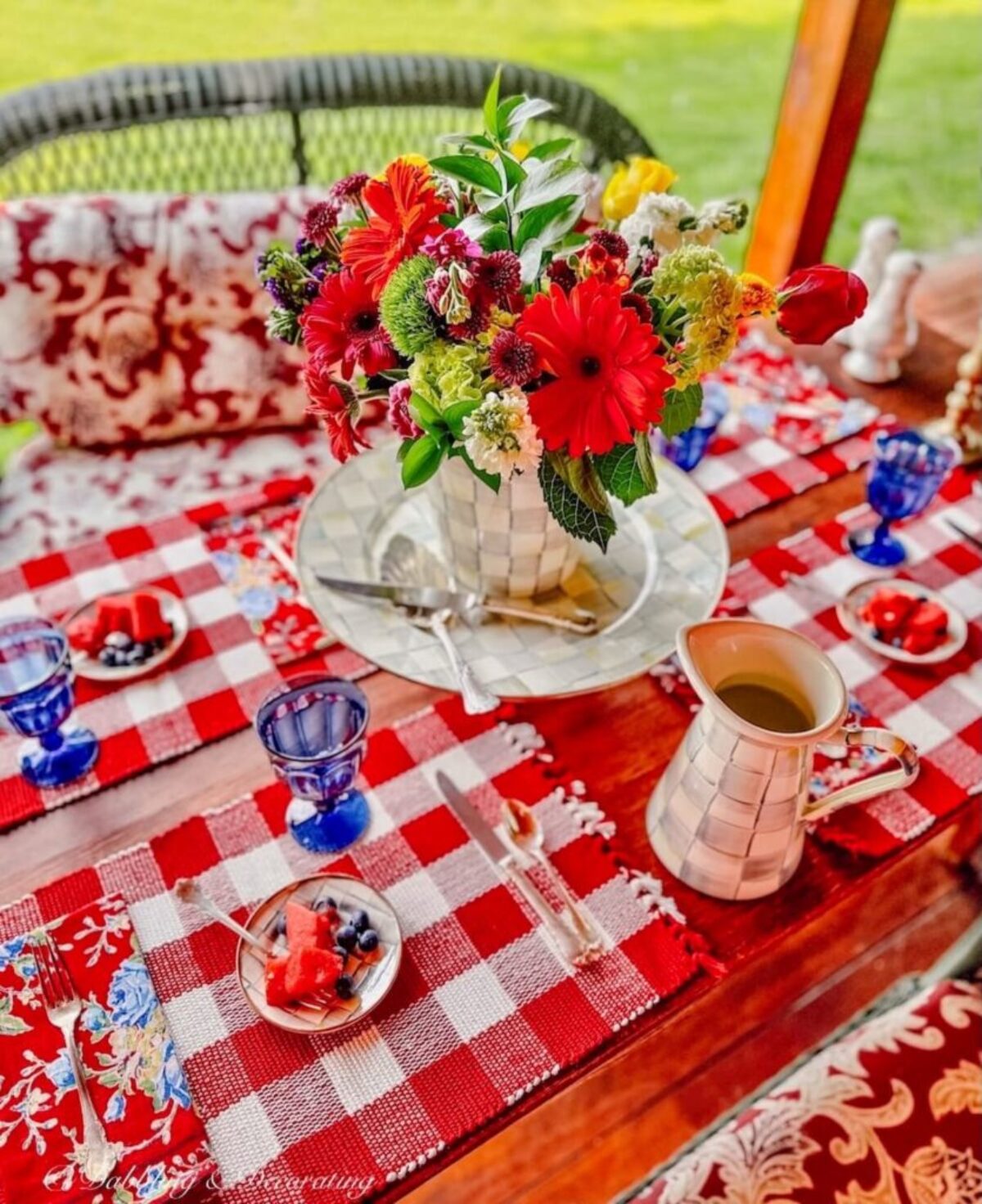 MACKENZiE-CHiLDS マッケンジーチャイルズ　飾り　テーブルランナー Summer Dessert Table Ideas with MacKenzie-Childs Outdoor Enamelware