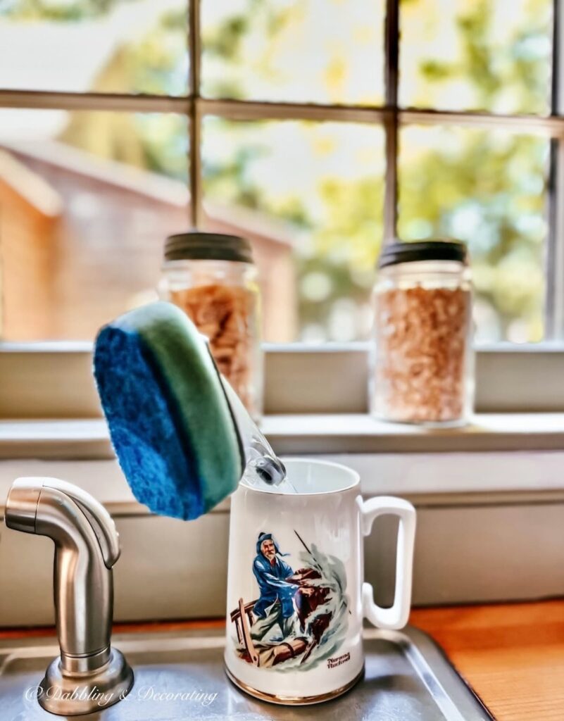 Kitchen sponge in Norman Rockwell Mug