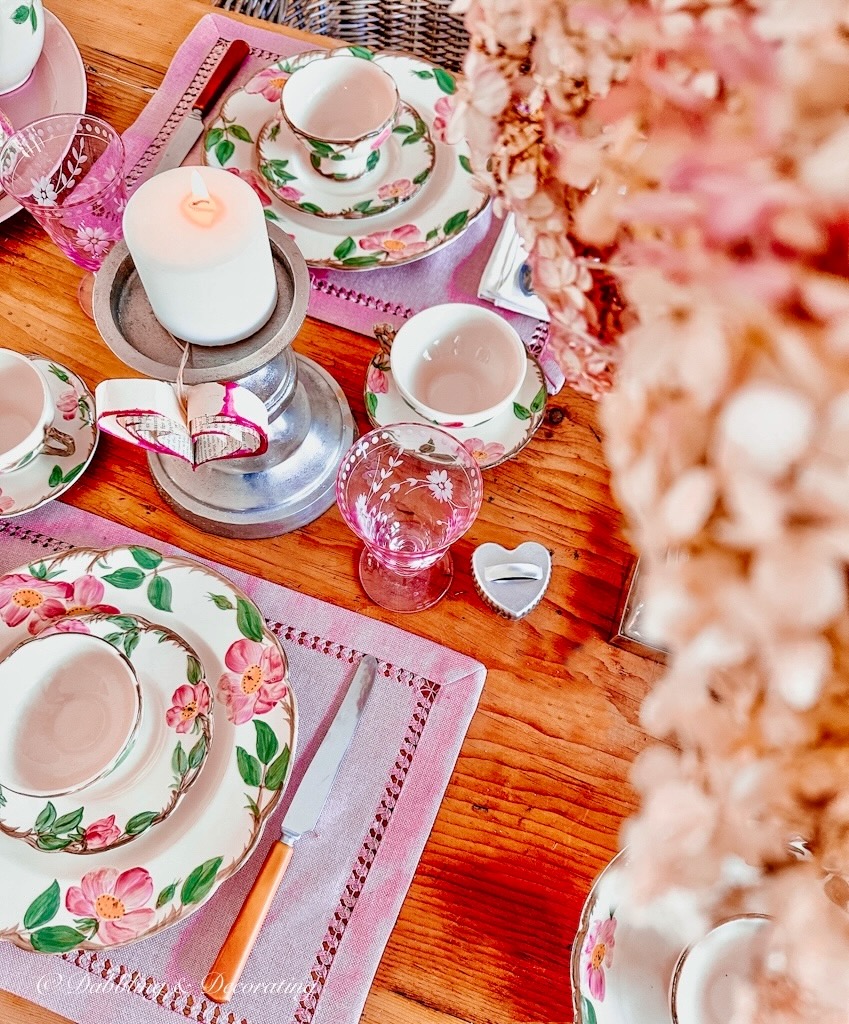 Galentine's Day Table Setting Vintage Design