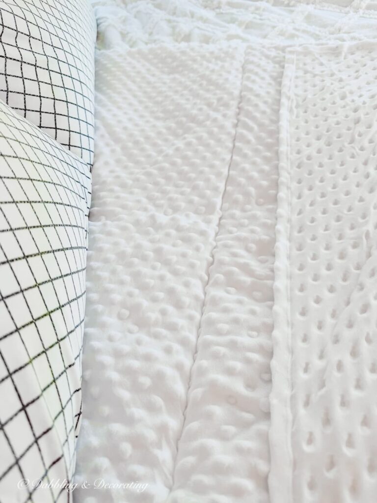 Close up of Luxe Line Lennon Beddy's Bedding